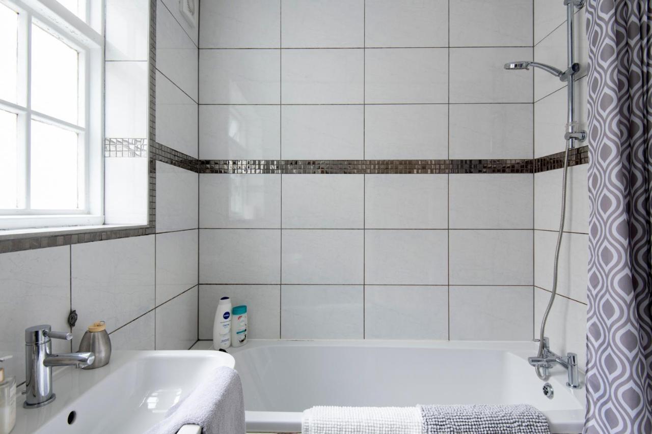Fantastic 3 Bed Brighton House- Sleeps 6- Superfast Wifi And Garage Daire Dış mekan fotoğraf